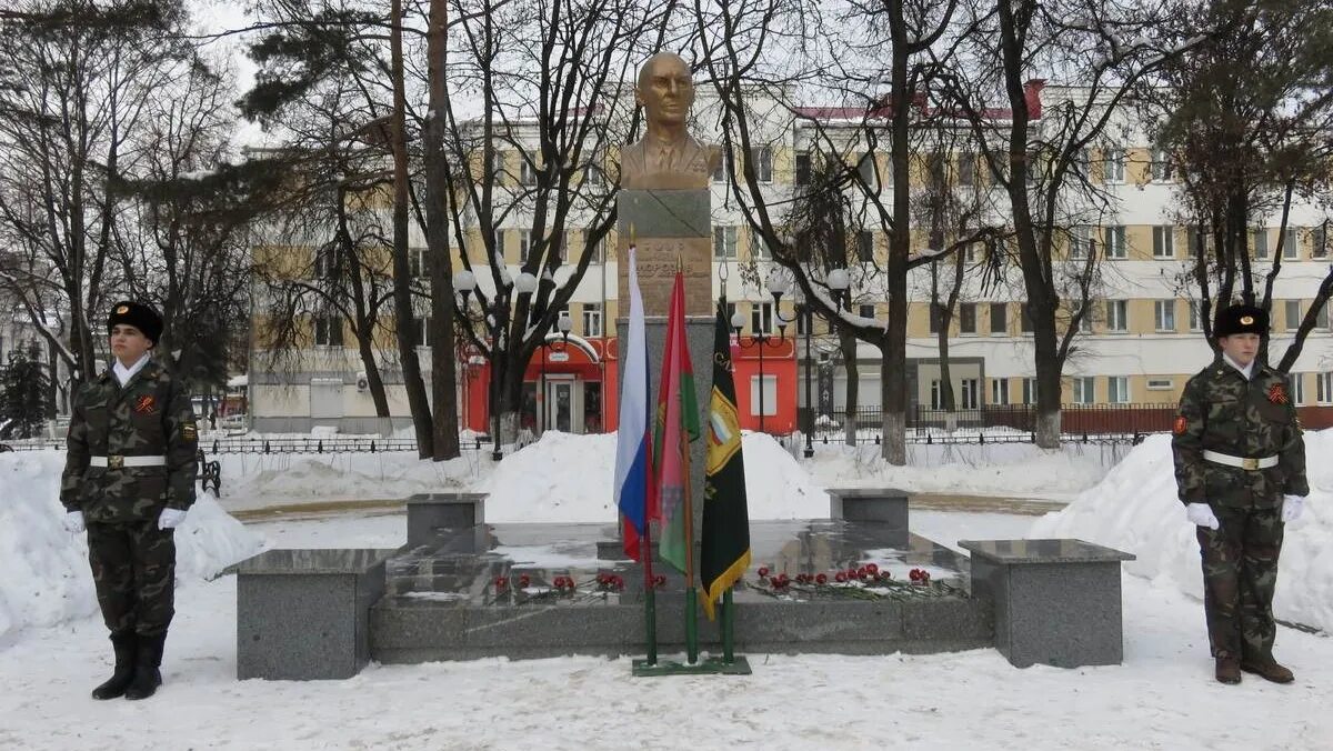 Почему военные в городах. Памятник Александру Морозову. Бюст Камозина в Брянске.