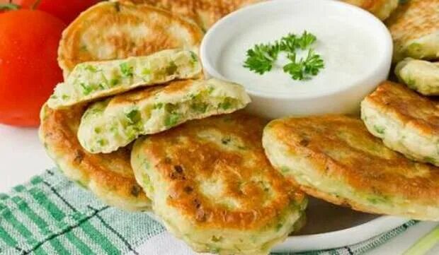 Ленивые пирожки. Оладушки с луком и яйцом на кефире. Оладьи с зеленым луком и яйцом. Ленивые пирожки с луком и яйцом. Пышные оладьи с луком и яйцом.