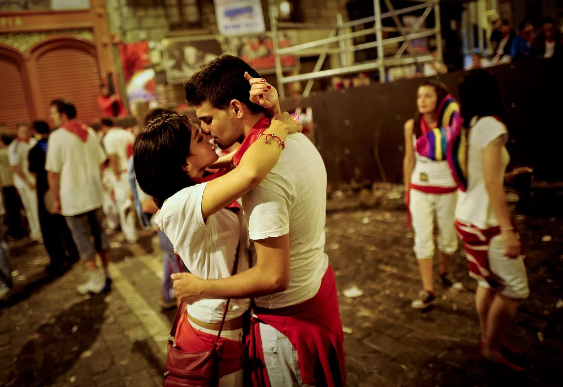 Греческий поцелуй. Испанская любовь. Испанцы на улице. Испанский поцелуй. Испанец любовь.