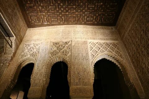 Maison alhambra dark door