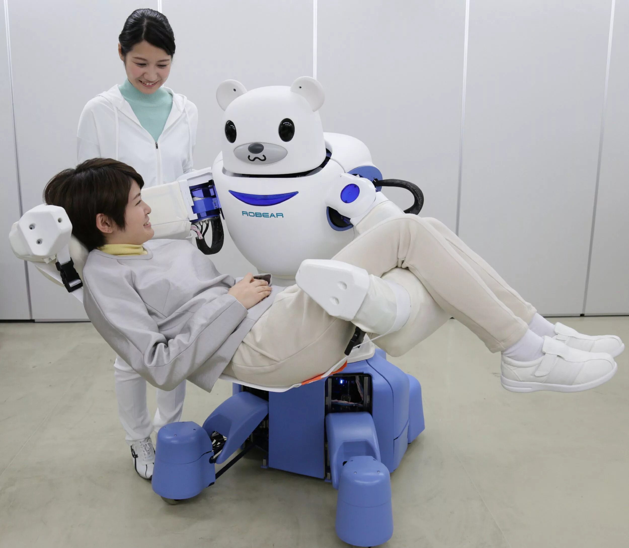 Robear робот-медведь. Робот сиделка Robear. Японский робот Robear. Робот санитар Bear. Япония робототехника