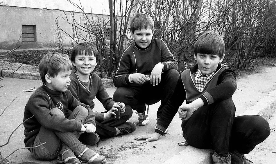 Где мальчики есть. Мальчишки во дворе. Пацаны во дворе. Дворовые ребята. Мальчишки 90-х.