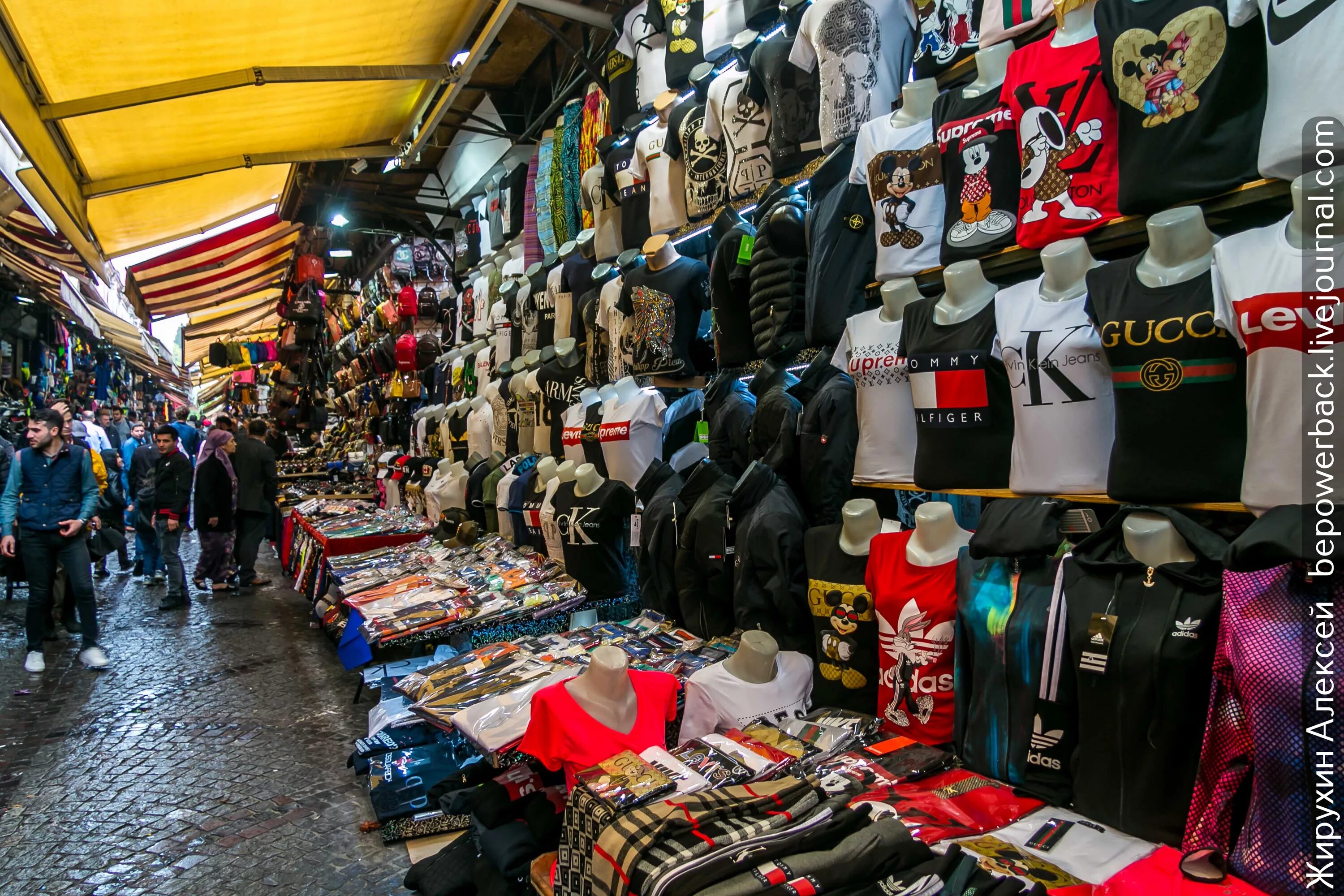 Вещевой рынок. Египетский базар в Турции. Египетский базар Стамбул одежда. Стамбул рынок вещевой. Турецкий рынок в Турции одежды.