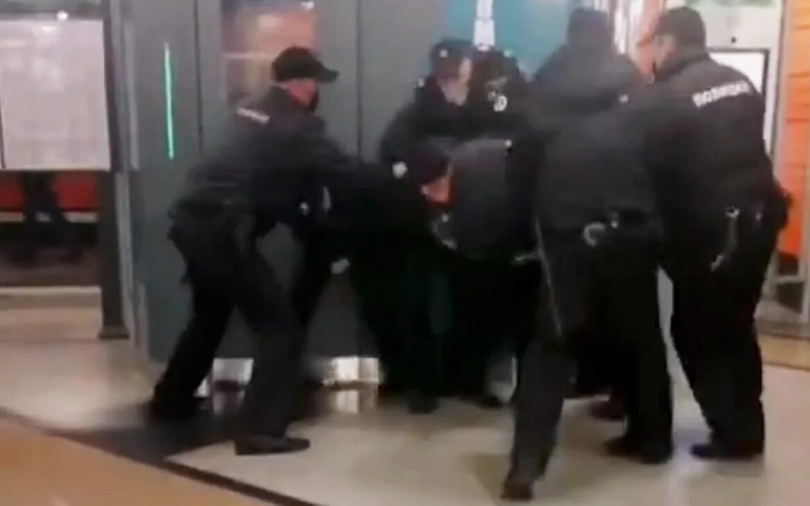Задержание полиции в метро Санкт-Петербурга. Полиция в масках в метро. Задержание полицейские в масках.