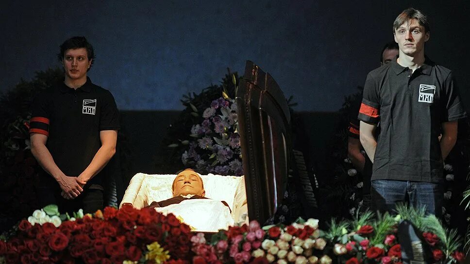 Что случилось с актером андреем. Андрей миронов похороны. Татьяна власова могила. Похороны юры шатунова 2022. Олег табаков похороны павел табаков.