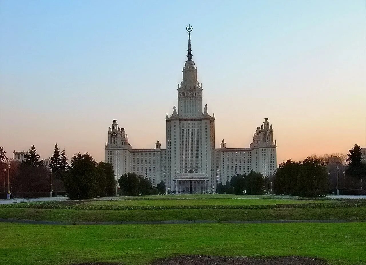 Достижения мгу. Сталинские высотки МГУ. Сталинская архитектура МГУ. Здание МГУ России в Москве. Сталинские высотки МГУ Архитектор.