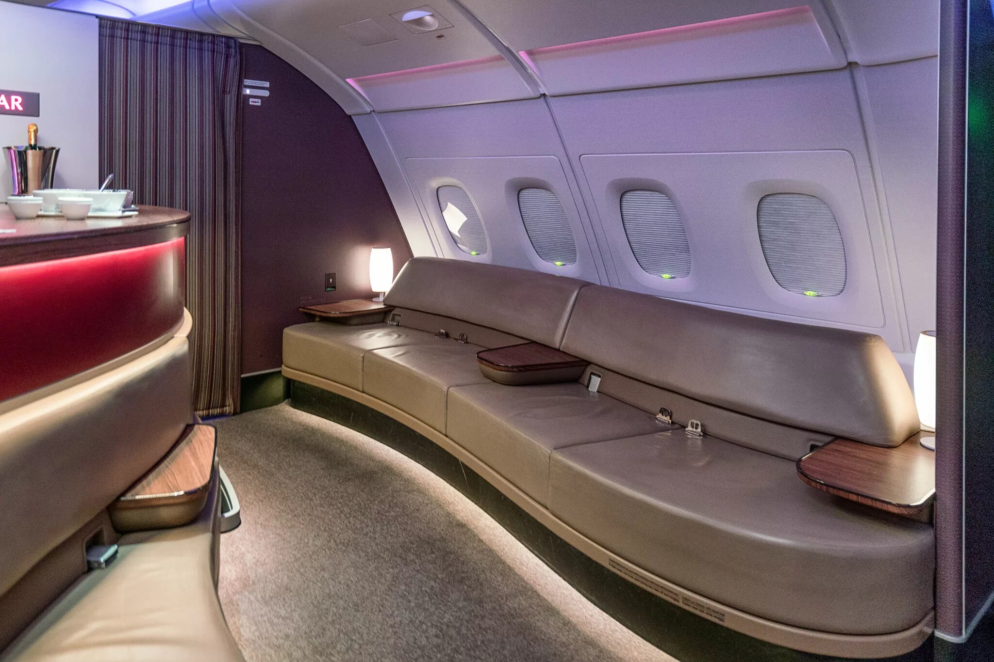 First class Qatar Airlines a380. Airbus a380 Qatar Airways первый класс. A380 Qatar Airways первый класс. S7 380 внутри.