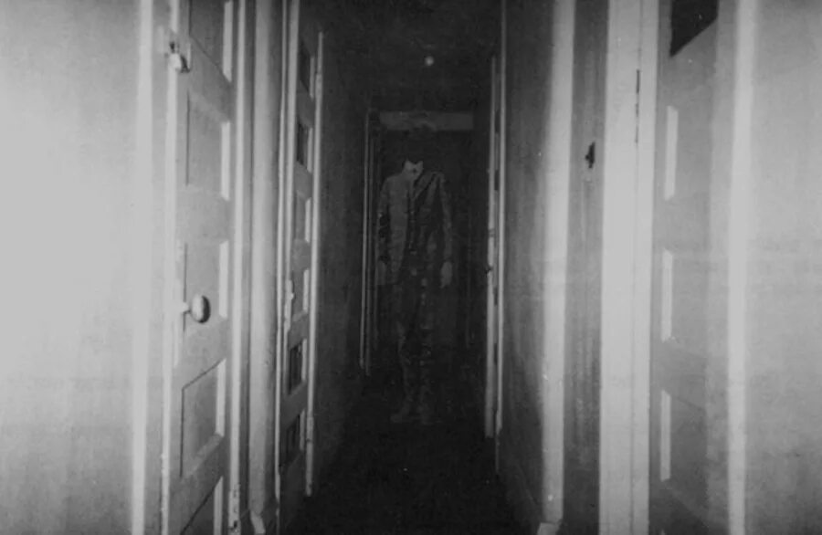 Призрак в квартире. Призраки приведения в квартире. Квартира с привидениями. Паранормальное явление дом призраков. Призрак в квартире.