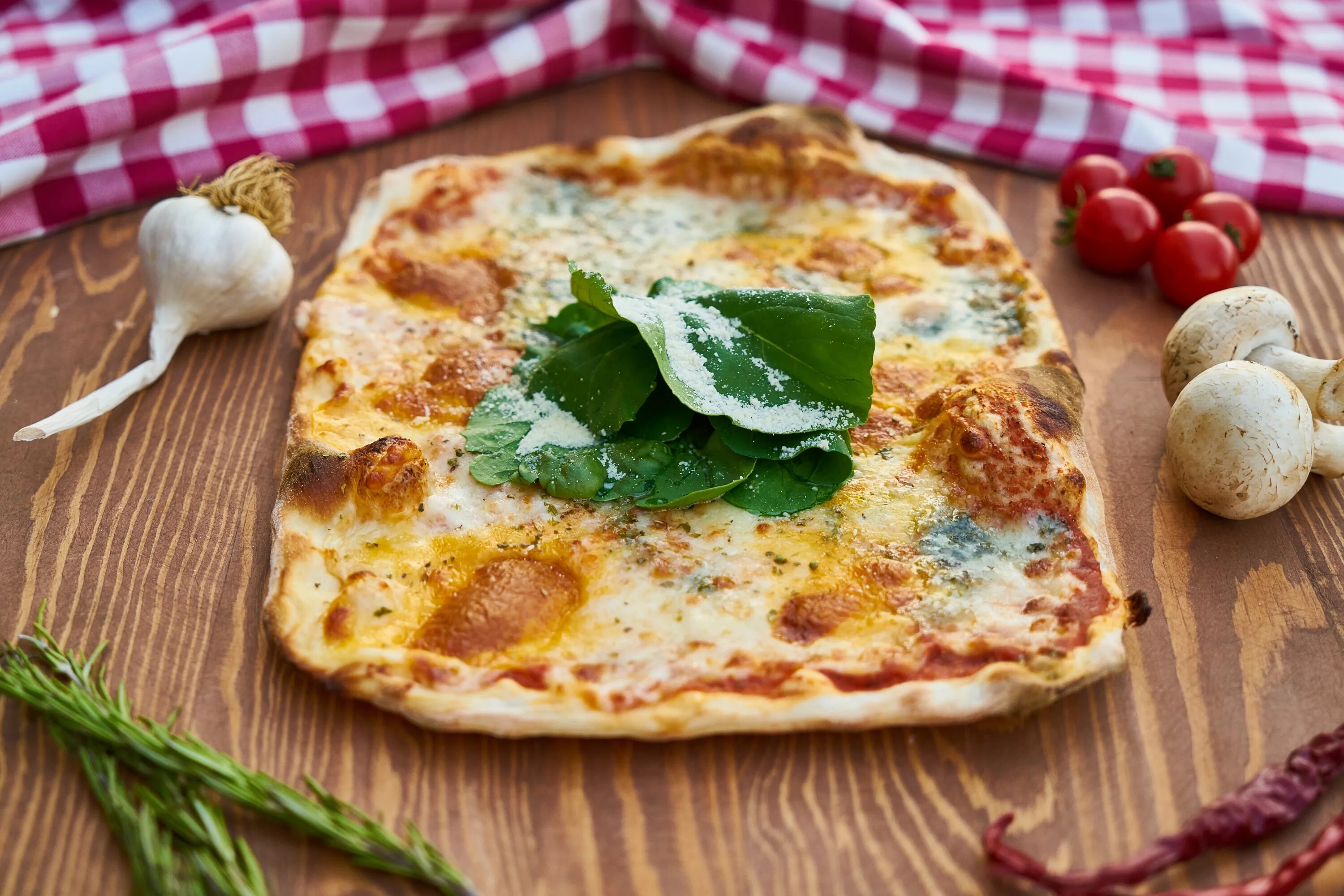 Тесто на итальянском языке. Пицца в Англии. Римская пицца четыре сыра. Тарелка для пиццы. Высоцкая пицца.
