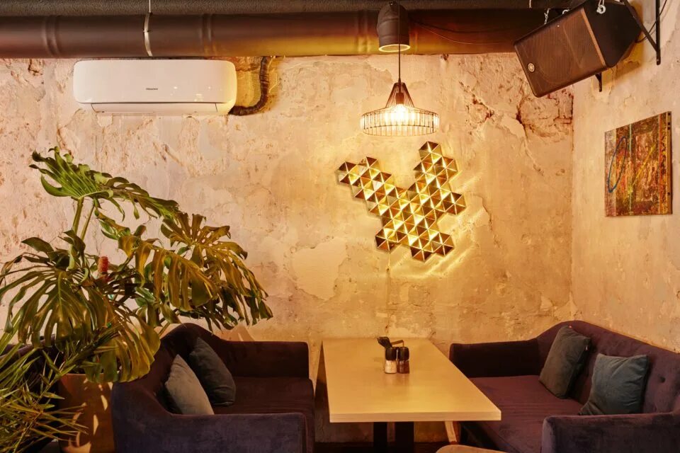 Винил и вино москва садовая-каретная улица. Пластинки и вино. Винила вино. Винил и вино ресторан москва. Winil wine bar ресторан москва.