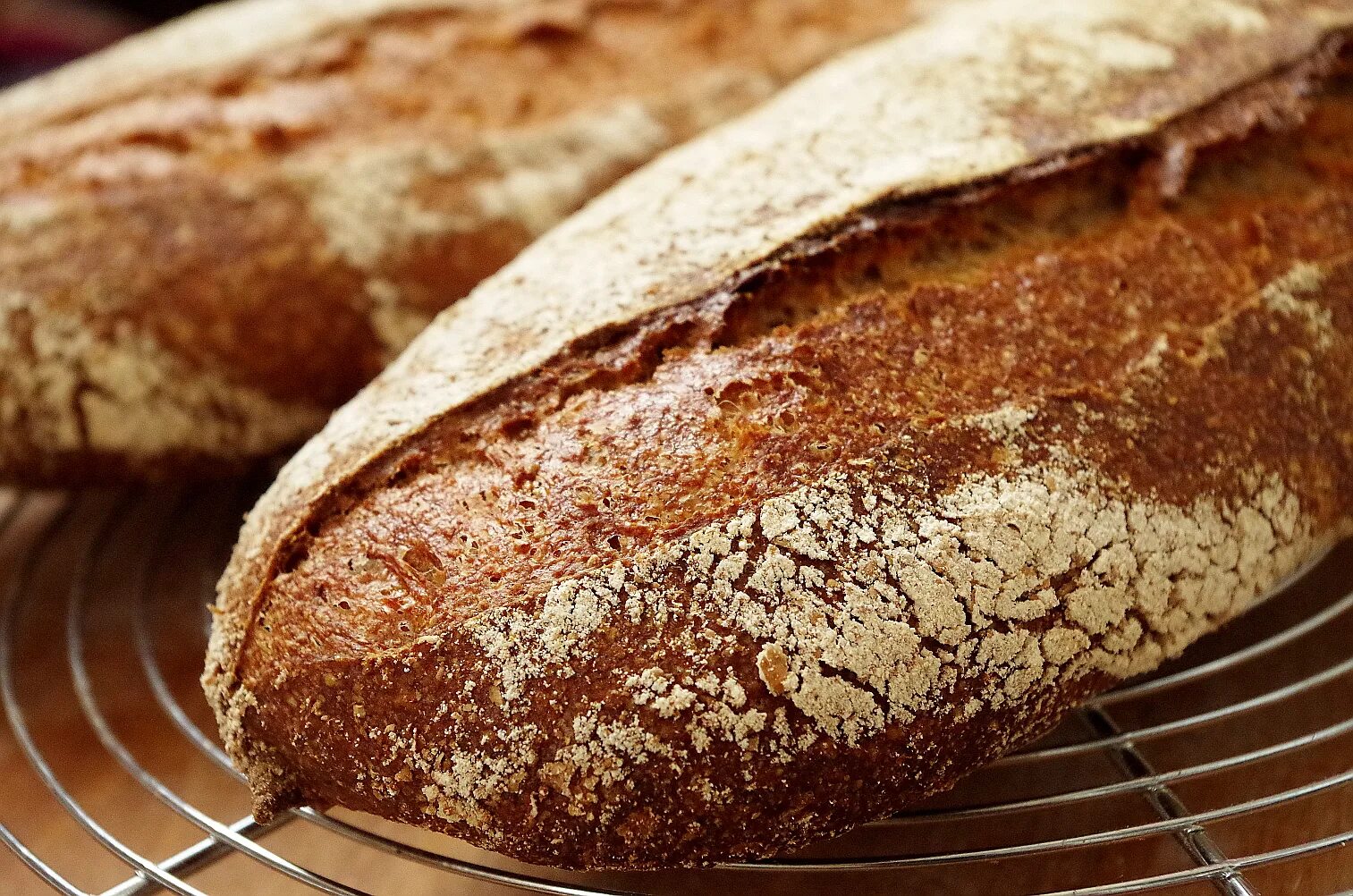 Пшеничный подовый хлеб на закваске. Хлеб из пшеничной цельнозерновой муки. Бездрожжевой хлеб. Бездрожжевой хлеб на закваске.