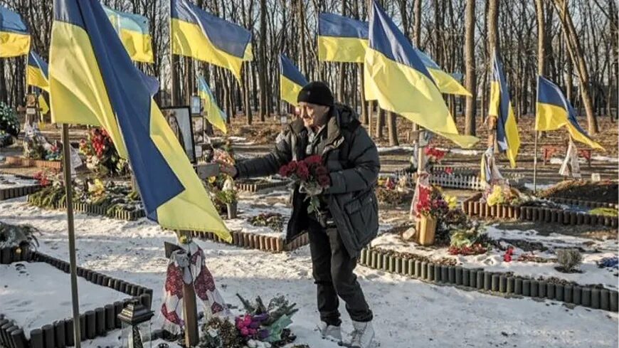 Мобилизованный украинец. Кладбища украинских военных. Западные украинцы. Кладбище на Украине с флагами. Украинские кладбища ВСУ.
