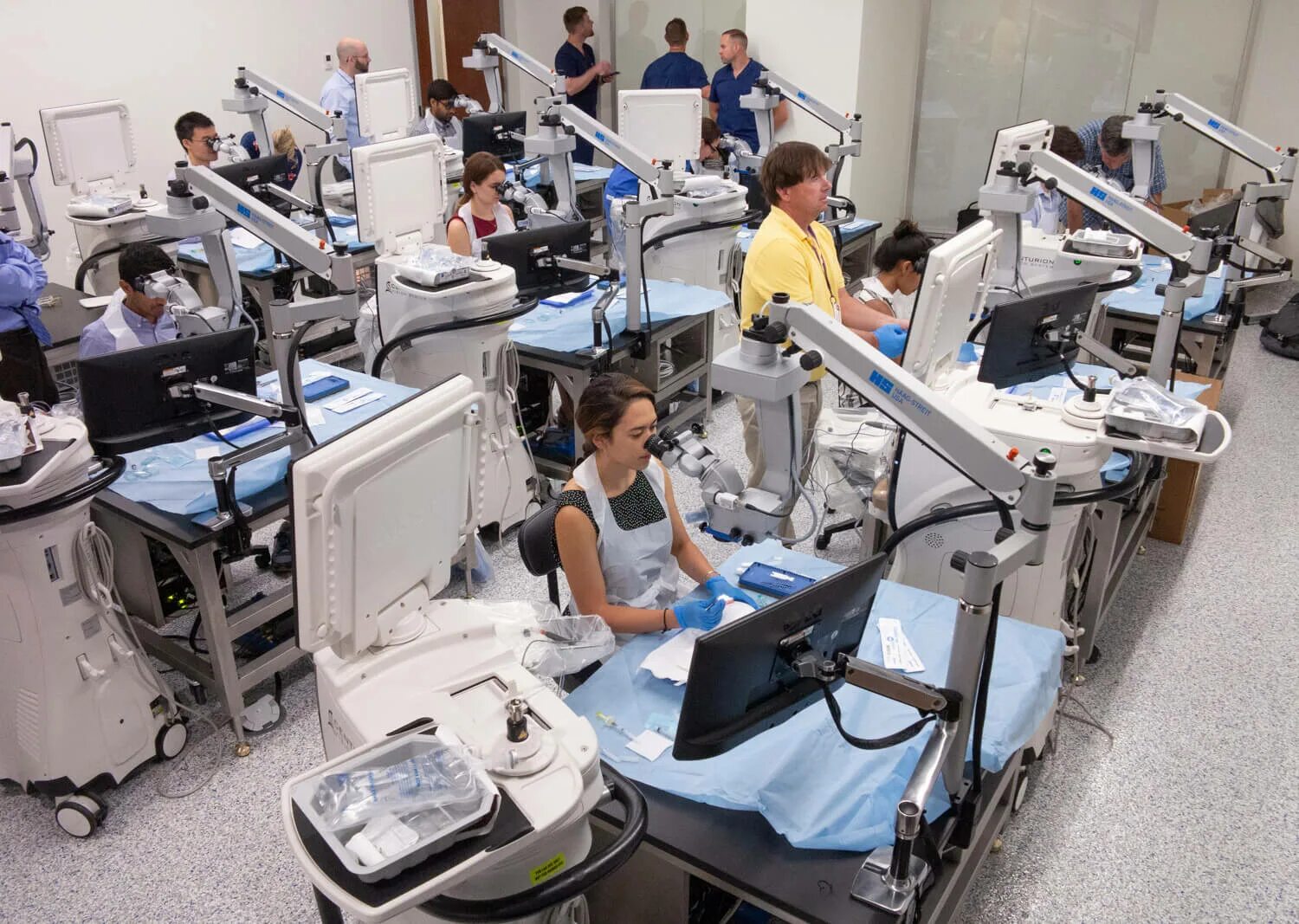 Wet lab. Wetlab мнтк. wet labs биоинформатика. eye hospital. мобильный госпиталь для глаз.