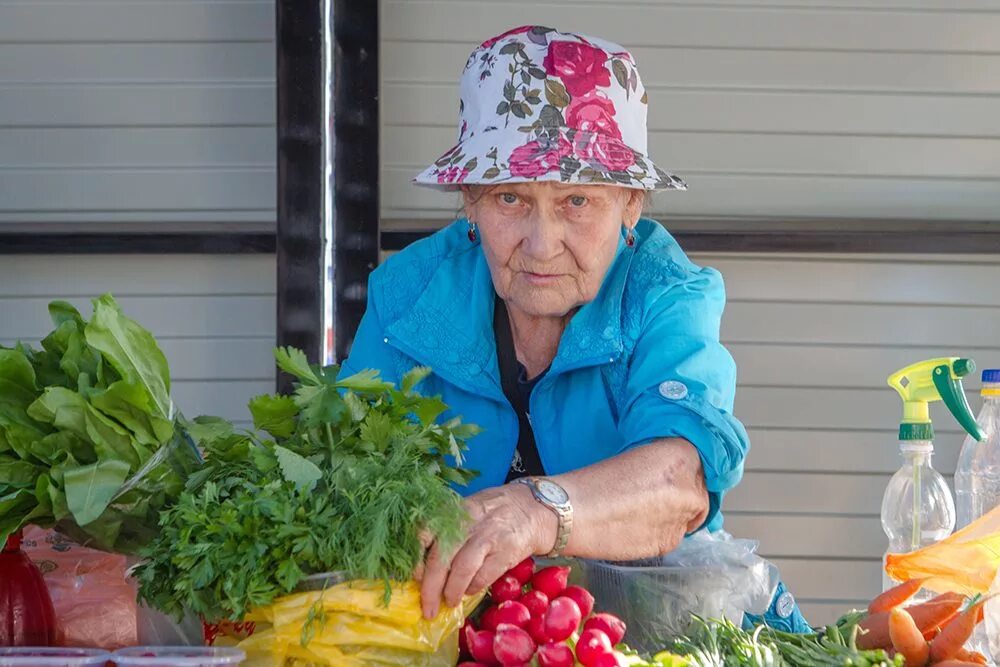 У бабушки на даче есть. Бабушка продает овощи. бабушка с овощами на рынке. пенсионеры на огороде. пенсионерка на даче.
