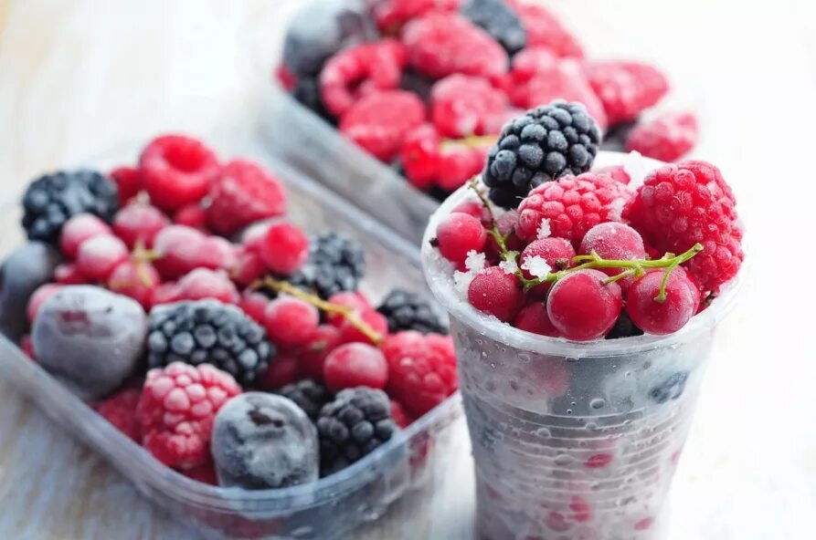 Freezing fruits. Замороженные фрукты. Ягода свежемороженая. Заморозка ягод. Быстрозамороженные ягоды.