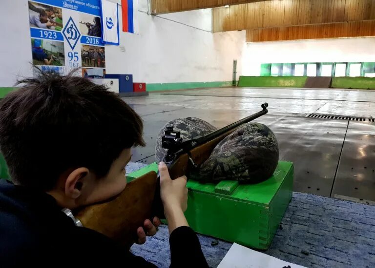 Стрелковый клуб красноярск. Тир для малокалиберной винтовки в Геленджике. Стрелковый тир в парке Динамо Хабаровск. Пулевая стрельба Красноярск.