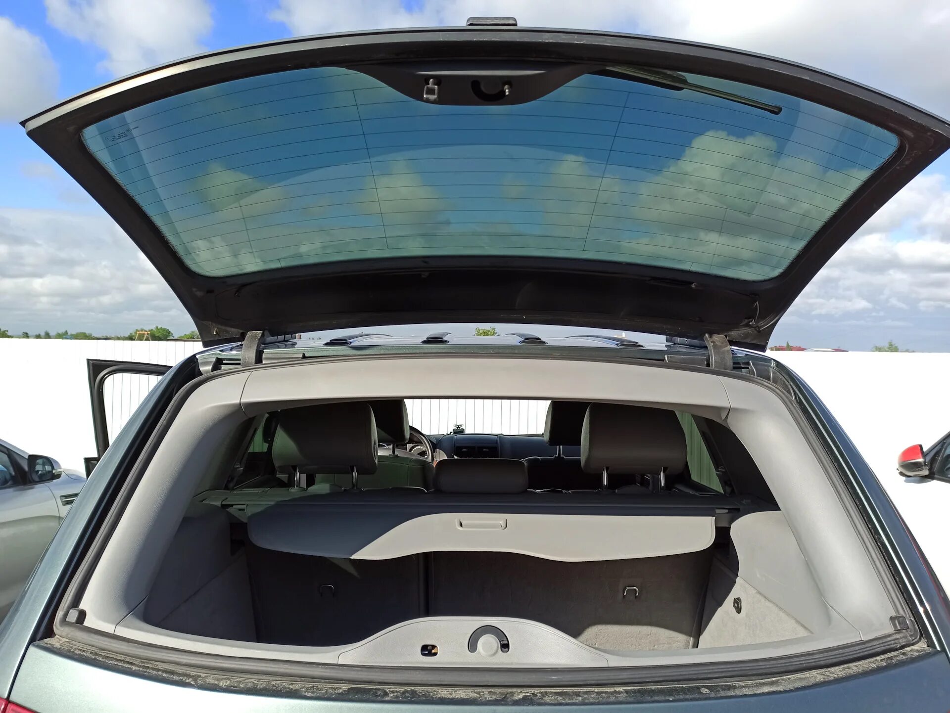 BMW e61 стекло багажника. Открывающиеся стекло багажника. Универсалы с открывающимся стеклом. Универсалы с открывающимся стеклом багажника.