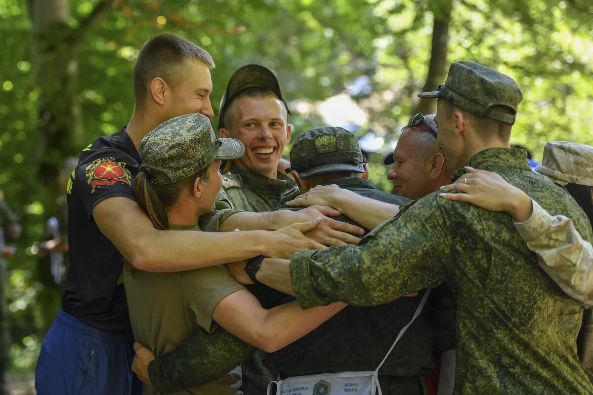 Военный кинолог. Воинский коллектив. Форма современного российского солдата. Военные друзья. 2 солдата векторный.