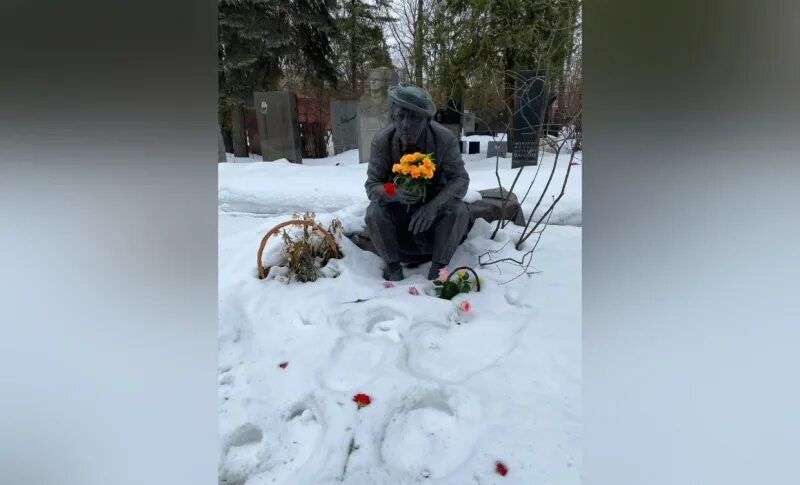 Где похоронили никулину. Могила Никулина на Новодевичьем кладбище. Могила Юрия Никулина на Новодевичьем.