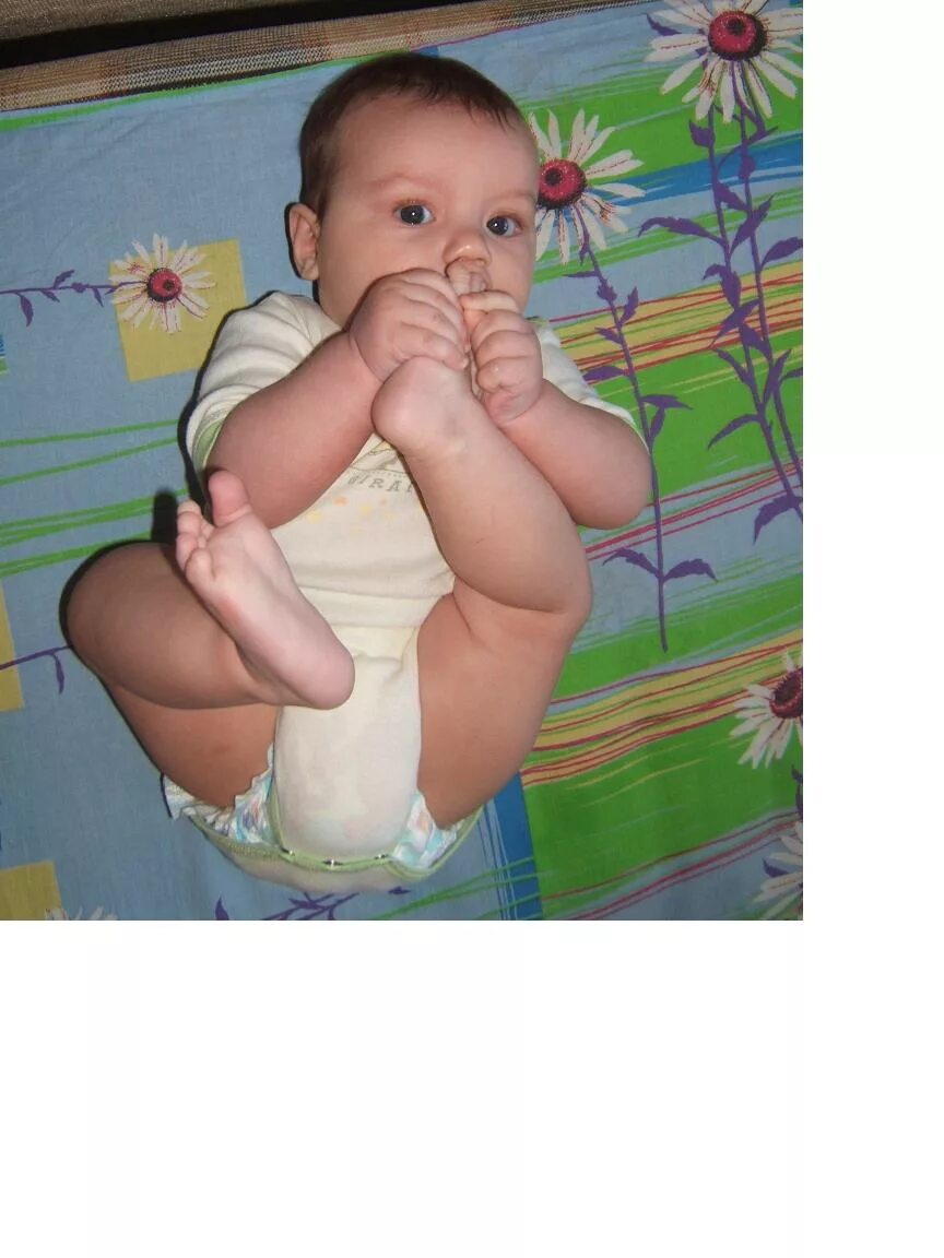 Ножки в 6 месяцев. Ножки 6 месячного ребенка. Ноги у 5 месячного ребенка. 6 Месячный ребенок.