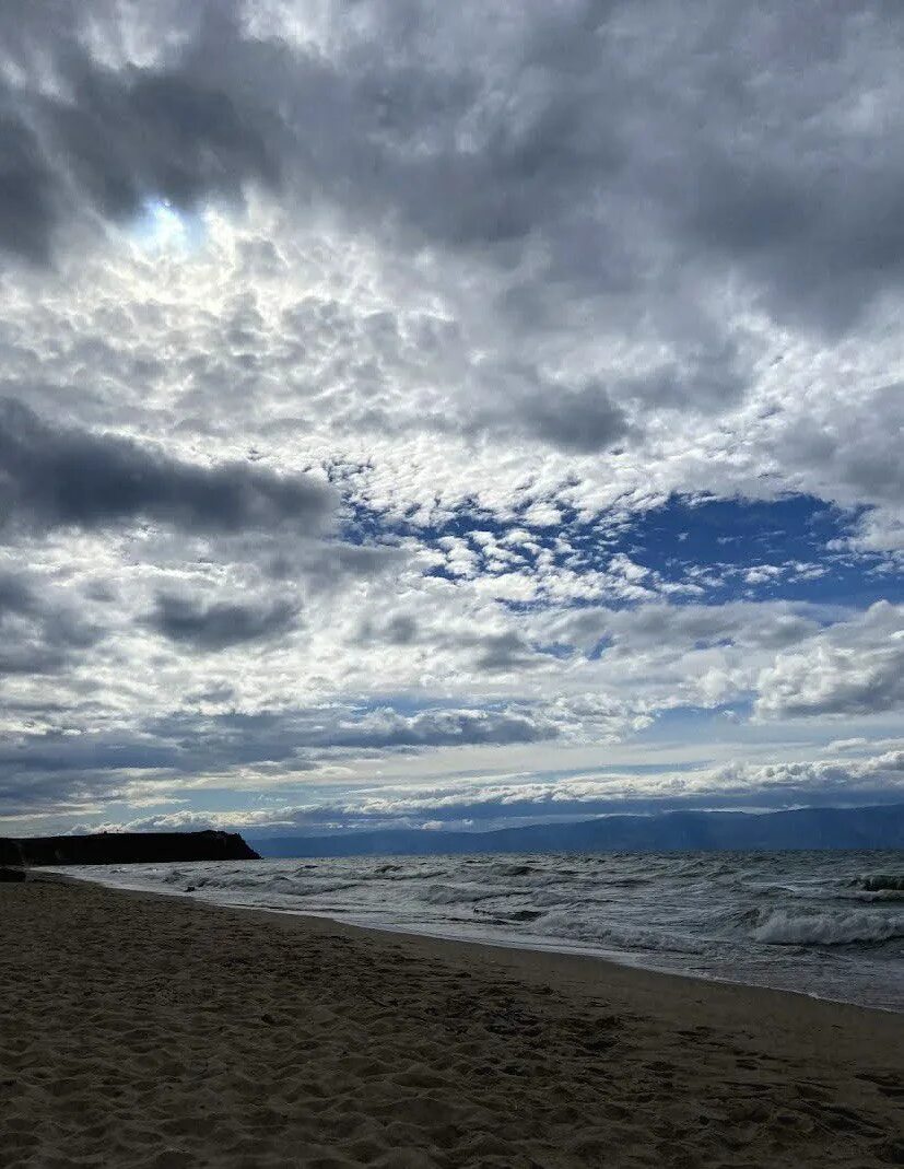 Издали были видны. Издалека. Фото издалека. Море издалека снизу. Издалека и вблизи.