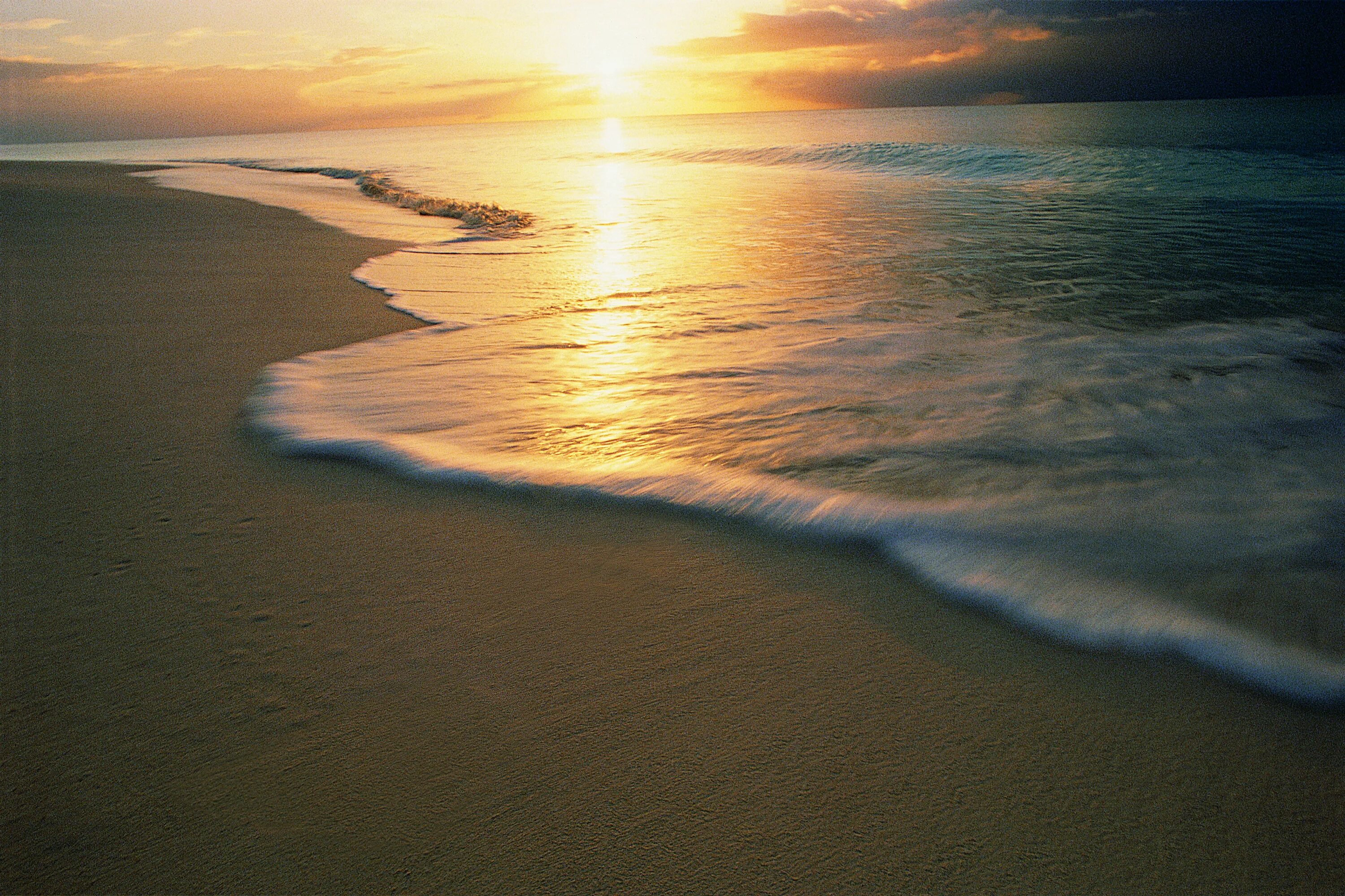 Завтра море. Узкий пляж. Картинки воды очень красивые. Море и завтра будет красивым. Узкая длинная фотография пляж.