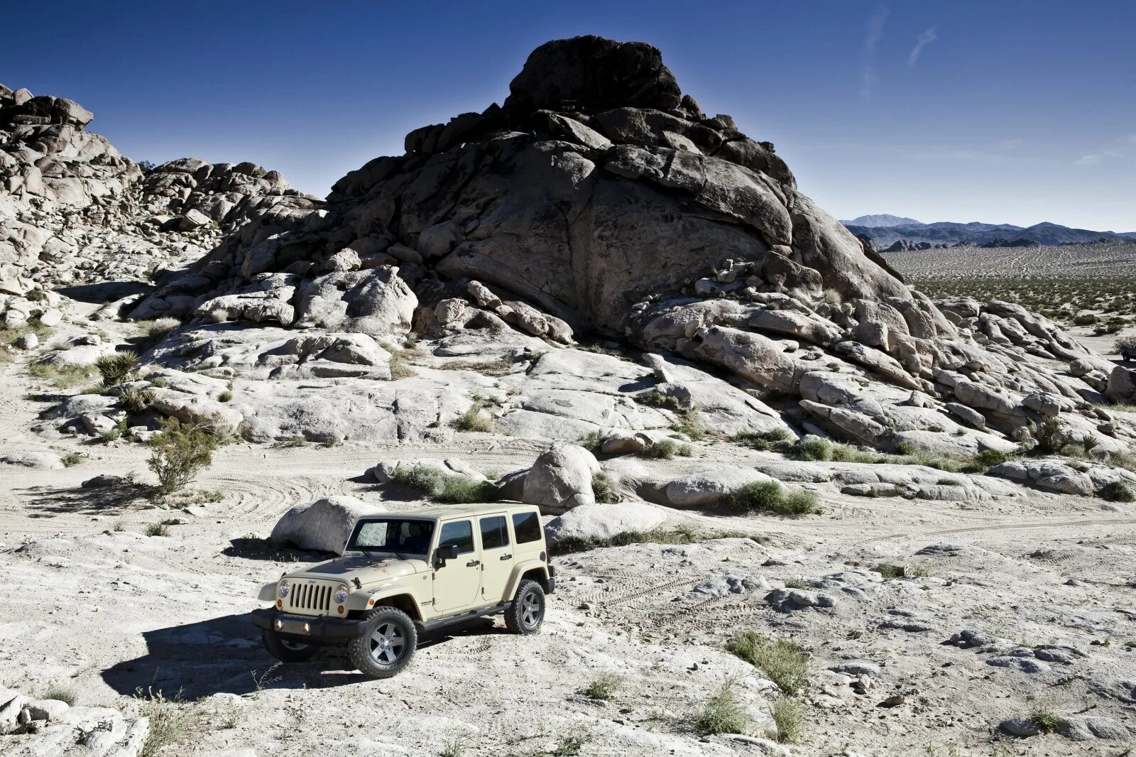 Купить авто в камне. Jeep Mohave. Jeep Wrangler. Машины для горной местности. Машина в горах.