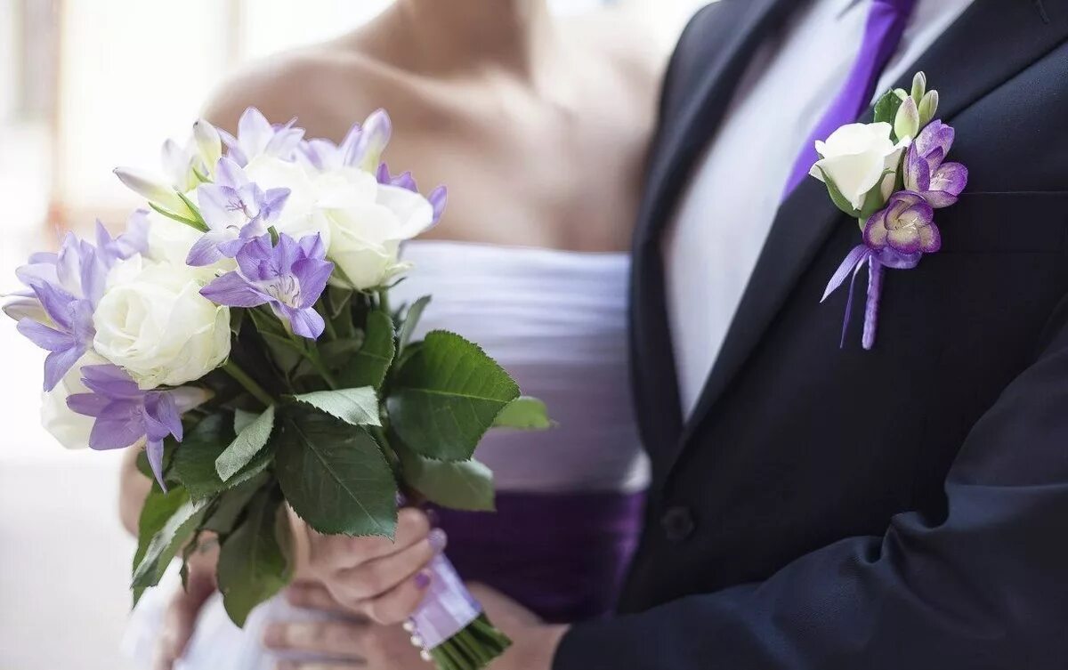свадебные букеты для невесты и бутоньерка. букетик жениха. жених и невеста с букетом. свадебный букет и бутоньерка. букетик жениха.