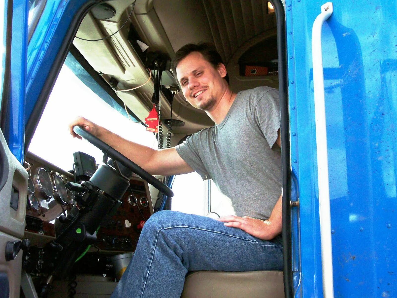 Шофер. Категории водителей автомобилей. Человек за рулем. Шоферов 2 5. Водитель курьер.