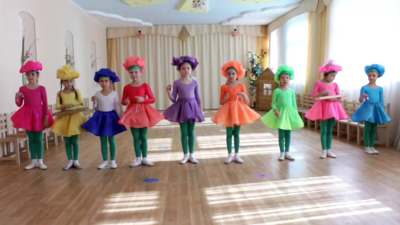 Танец с цветами средняя группа. Танец цветов для танца. Танец с цветами в детском саду. Танец цветочков песня. Цветы для танца в детском саду.