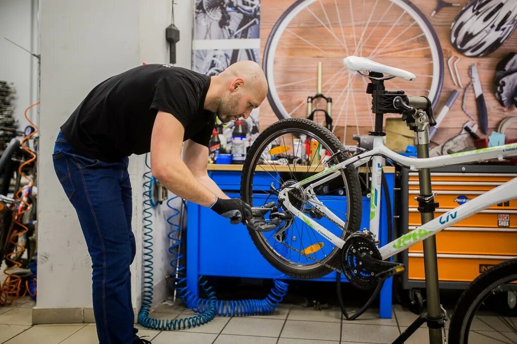 Неисправный велосипед. Отремонтированный велосипед. Починить велосипед. Велосипед в мастерской. Техобслуживание велосипеда.