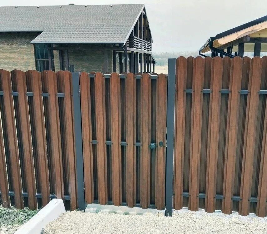 калитка из евроштакетника с замком. калитка из евроштакетника с замком. штакетник металлический античный дуб. калитки из евро штокетника. евроштакетник калитка фото.