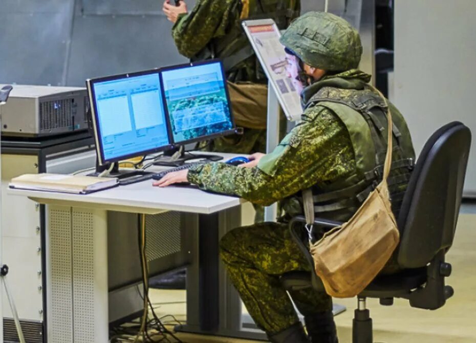 Сфера вс рф. Военный компьютер. Компьютер в армии. Компьютерные войска. Солдат за компьютером.