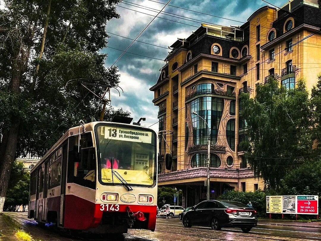 Легендарная 13. Трамвай 13 Новосибирск. Сквер 13 трамвай Новосибирск. Трамвай номер 13 Новосибирск. Трамвай 2001 Новосибирск.