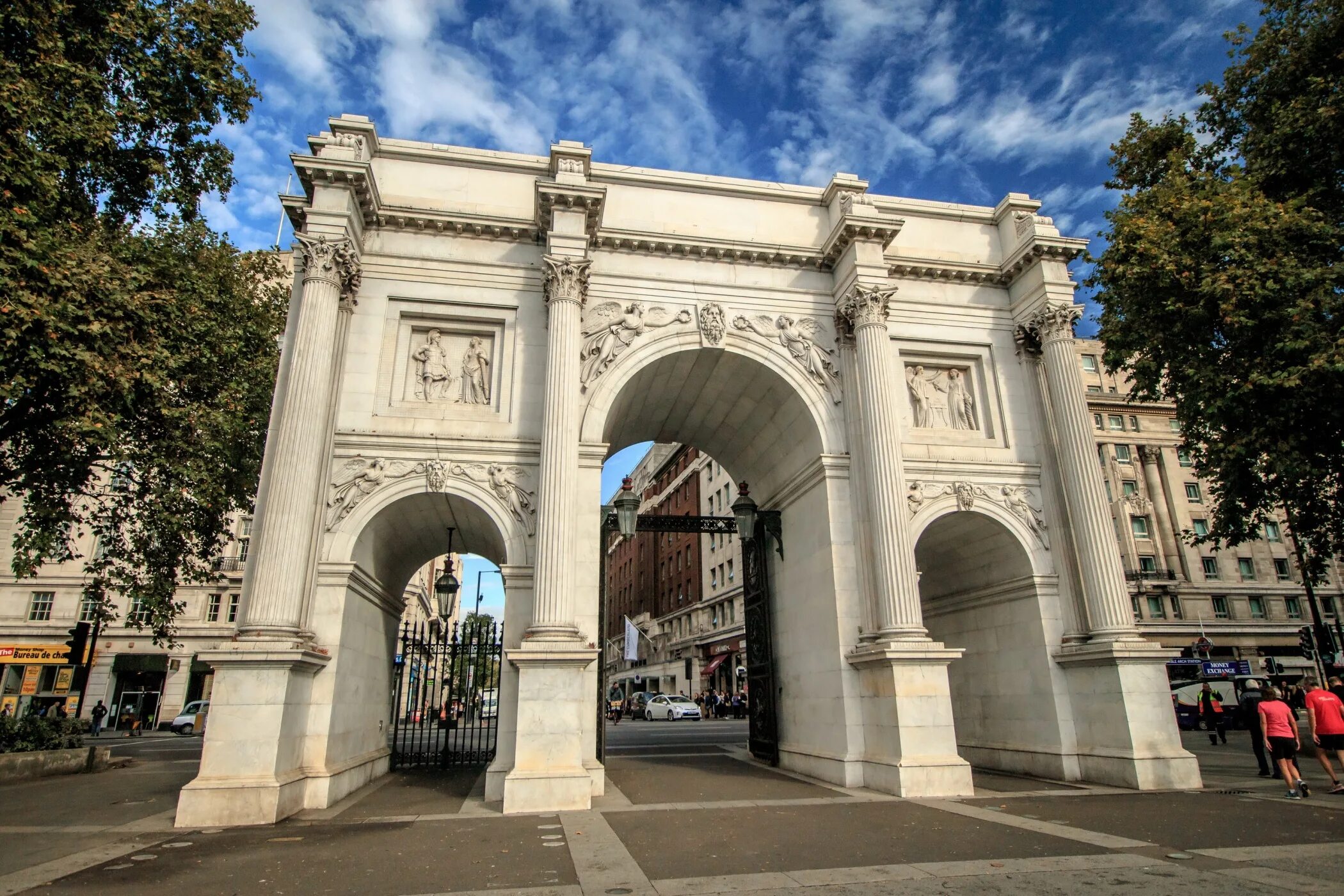 Арка актера. Мраморная арка Hyde Park. Триумфальная арка гайд-парк в Лондоне. Гайд парк мраморная арка. Гайд парк Marble Arch.