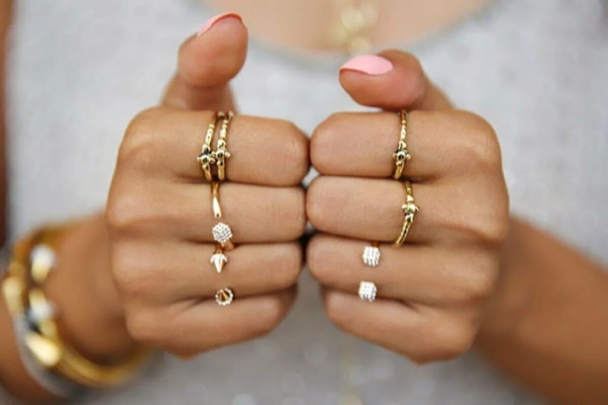 Кольцо золотое на руке. Модные ювелирные украшения. Кольцо на фалангу пальца. Много колец на пальцах во сне. Ногти кайли дженнер 2022.