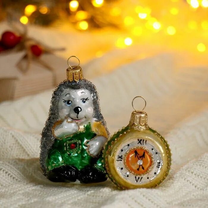 Майолика елочные игрушки. Елочная игрушка ежик с малиной irena. Елочная игрушка ежик. Елочная игрушка ежик. Ежик с желудями ариель елочная игрушка.