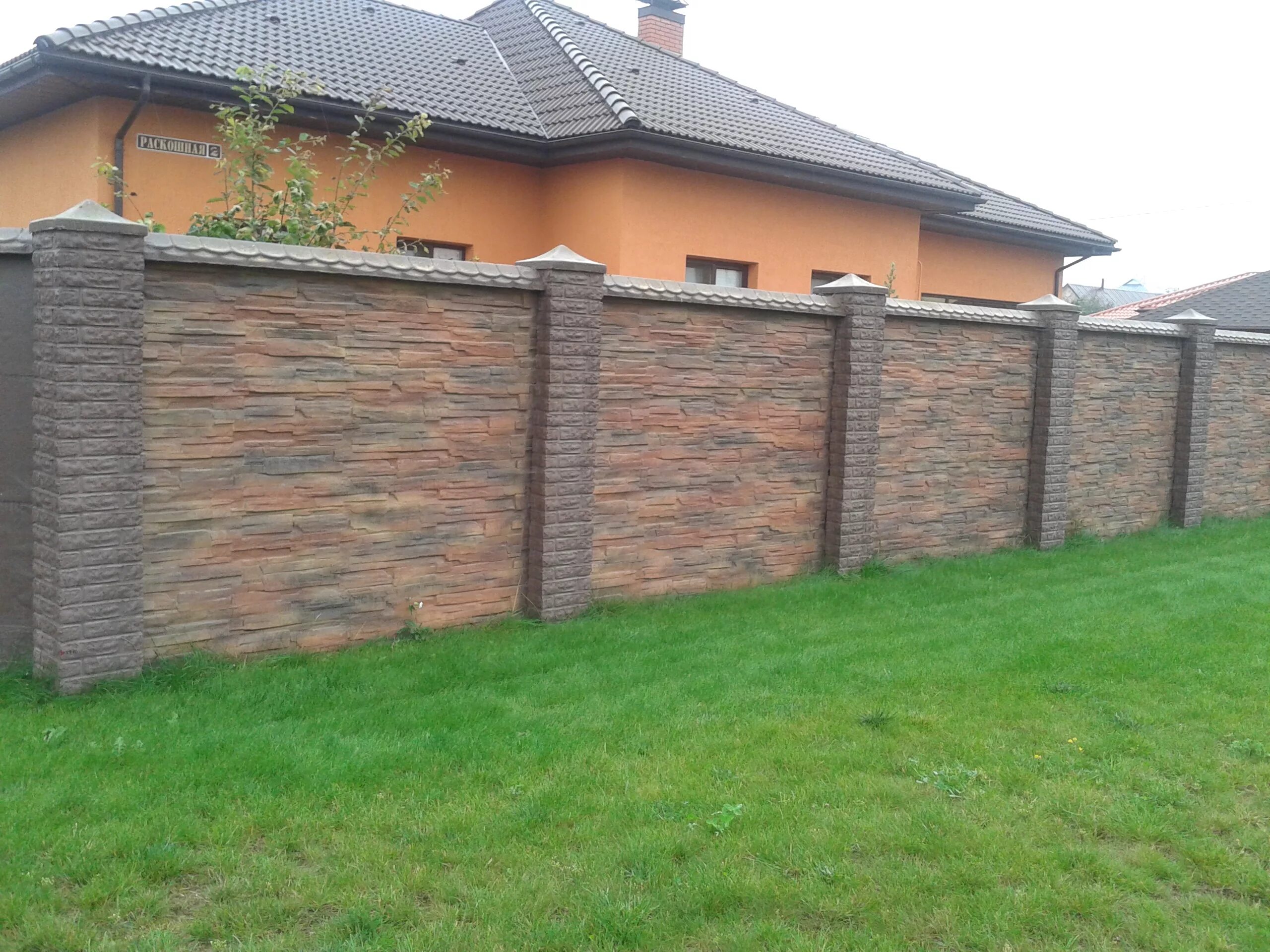 Бетонные заборы для частного дома. Забор из кирпича. Красивые заборы из кирпича. Красивые заборы из бетона. Каменный забор.