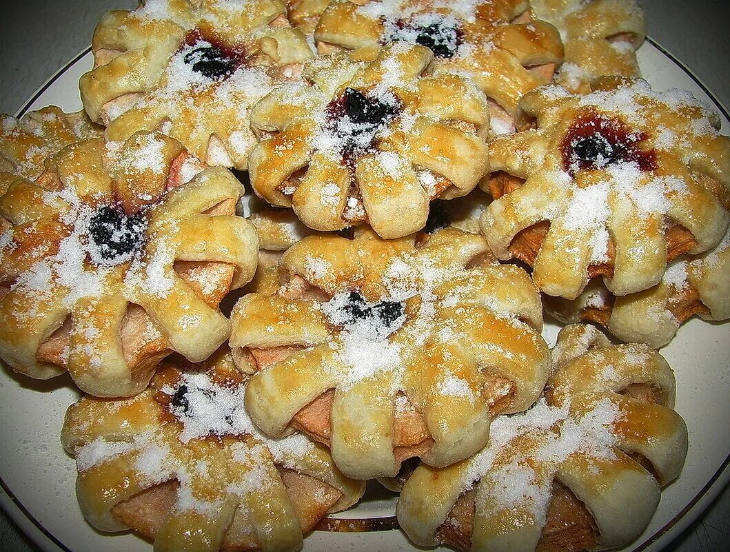 яблочные пончики. яблоки в слоеном тесте. бублики с мясной начинкой. творожные кольца. пончики из дрожжевого теста.