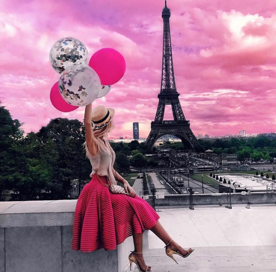 Шарами парижа. «Девушка в Париже». Девушка с шариками в Париже. Картины с Эйфелевой башней. Картина в розовом цвете.