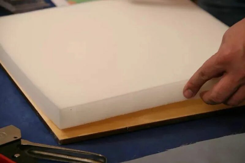 Обтянуть фанеру поролоном и тканью. Поролон для подушек. Как делают поролон. Как делают поролон. Поролон для подушек дивана.