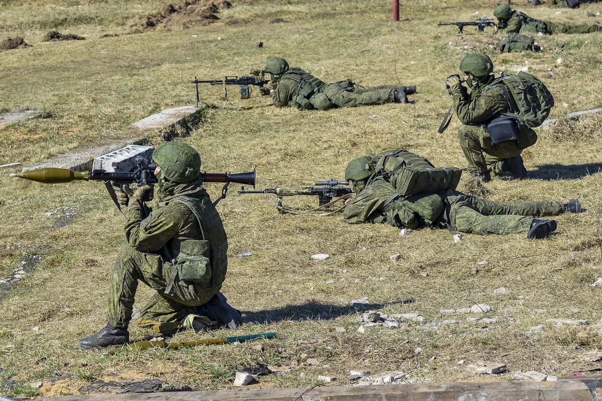 Тактические учения в армии. Военный полигон. Спецназ на полигоне. Солдаты на полигоне.