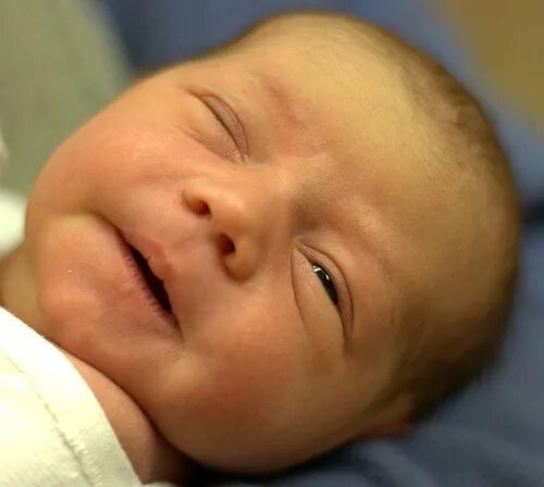 Глаза у новорожденного открываются. Разрез глаз у новорожденных. Глаза у новорожденного Дауна. Глаза новорожденного ребенка. Разрез глаз у новорожденных с синдромом Дауна.