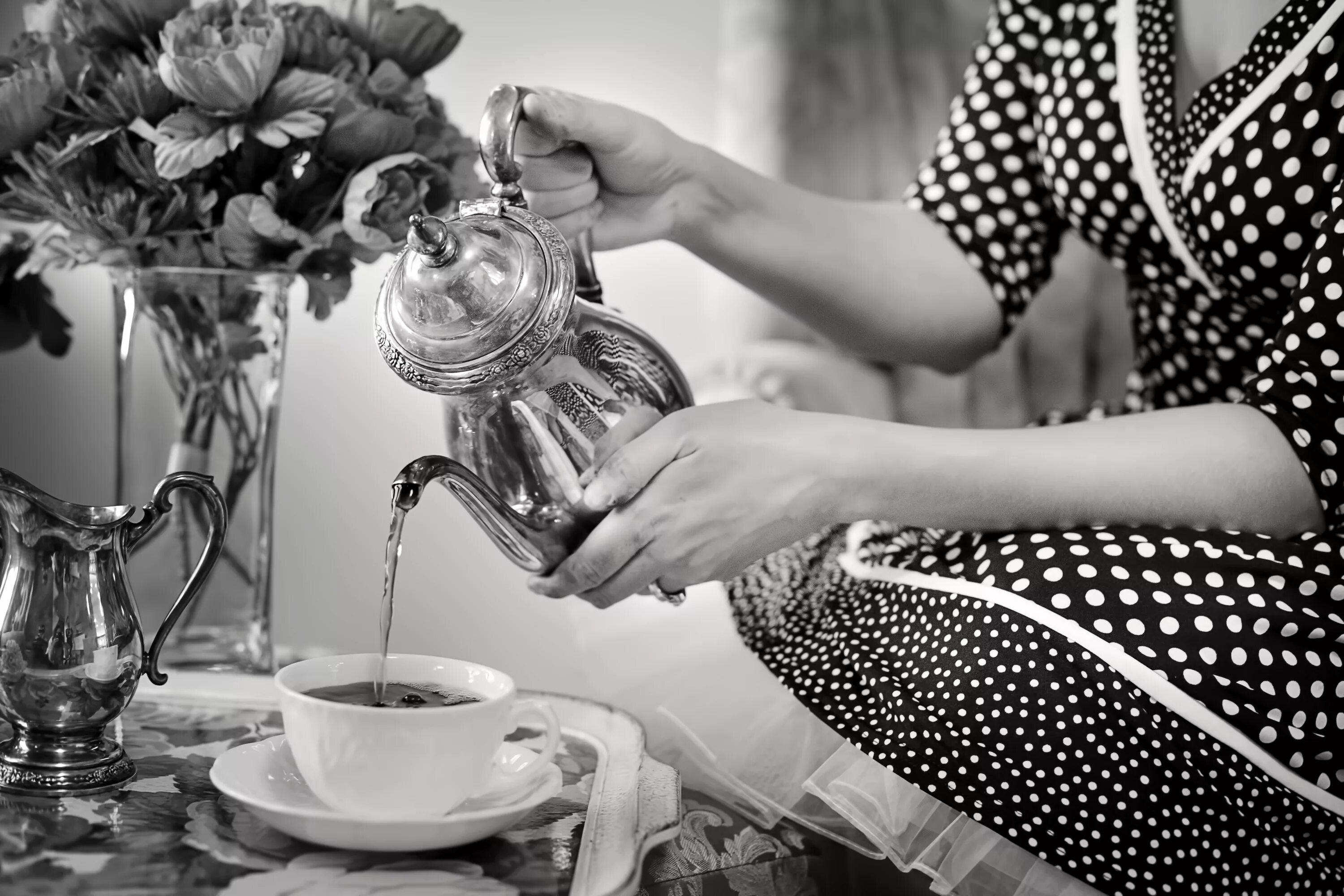 Давайте попьем чай. Чаепитие. Чай. Девушка наливает чай. Женщина с чашкой чая.