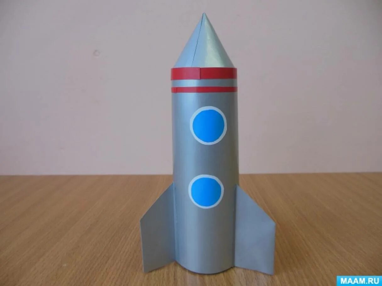 Ракета поделка. Поделка ракета из бумаги. Ракета из картона поделка. Объемная ракета из бумаги.