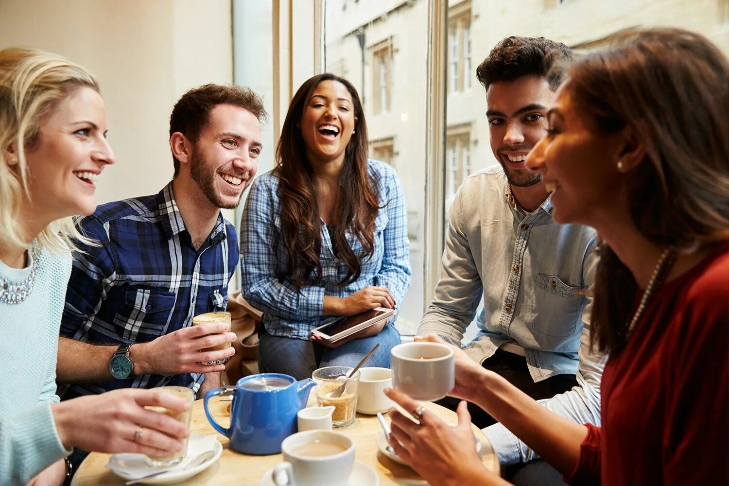 People get around. Молодежь в кофейне. Люди в кофейне. Общение с друзьями. Люди пьют кофе в кафе.