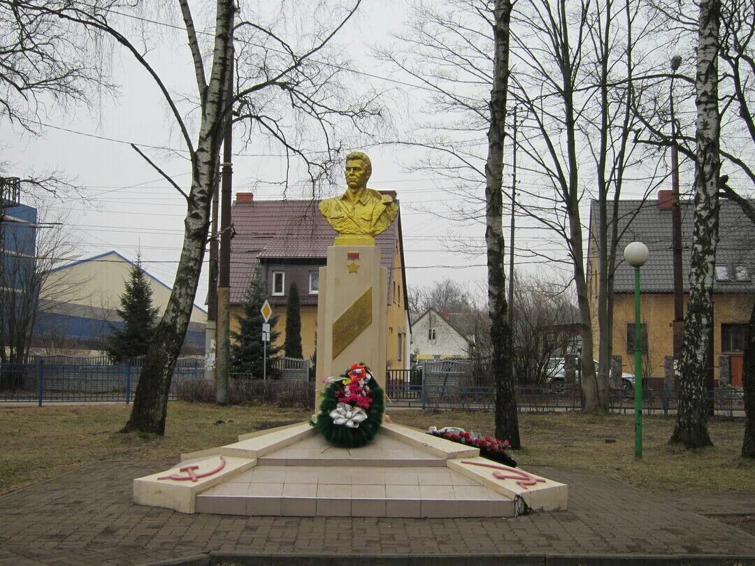 Поселок Космодемьянский Калининградская область. Пос Космодемьянского Калининград. Памятник Александру Космодемьянскому в Калининграде.