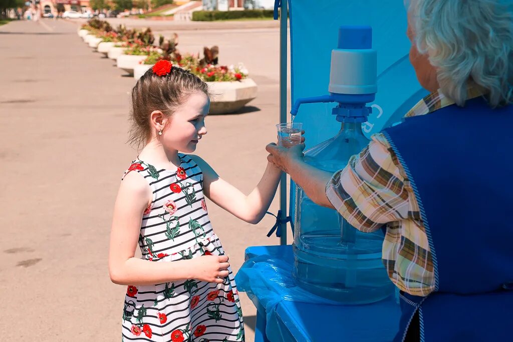 Раздача питьевой воды. Раздача воды. Раздают воду. Раздача воды в Центральном округе. Миляева Варя Тула.