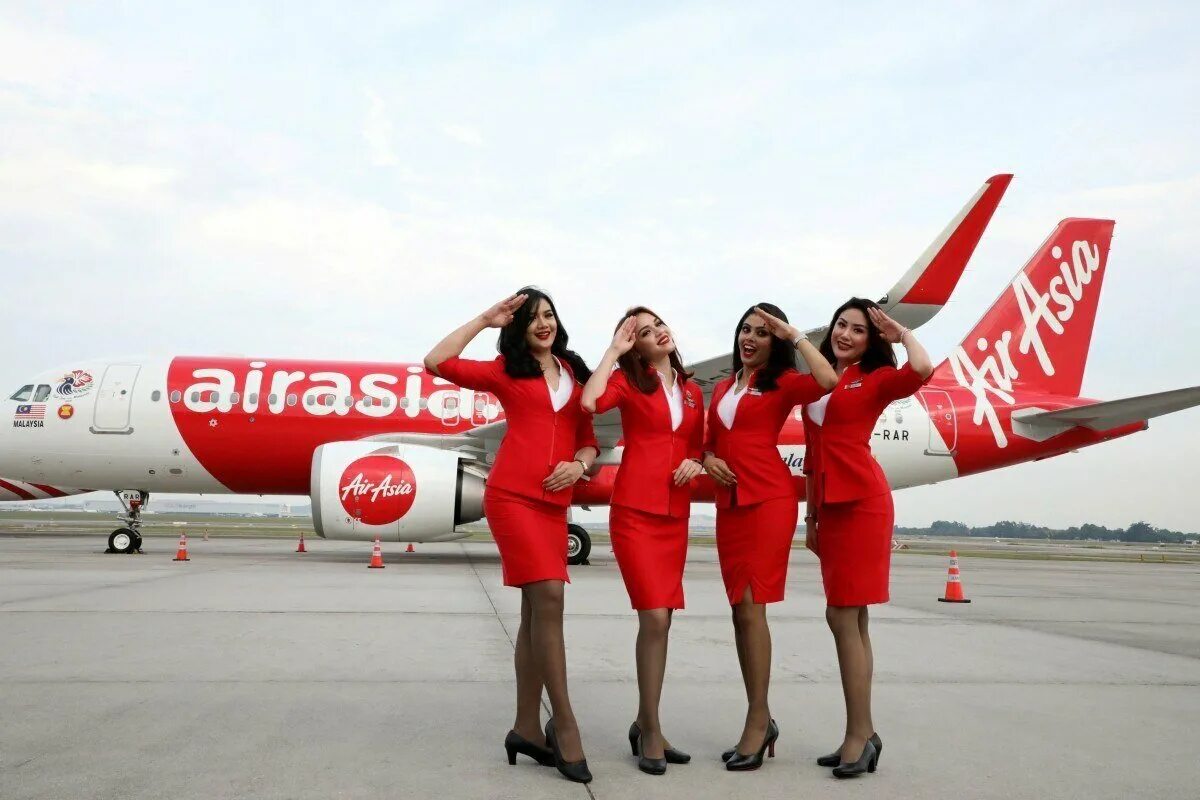 Air Asia Airlines Бортпроводник. Малайзия Эйр бортпроводники. AIRASIA самолеты. Малайзия Эйрлайнс стюардессы. Авиакомпания сунь вынь фото