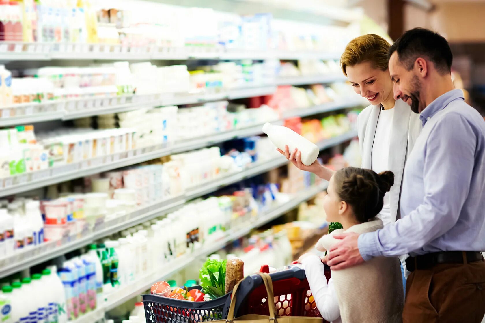 Какие непродовольственные товары вы ваша семья приобретаете. Семья с продуктами. Молочная продукция в магазине. Супермаркет молочные продукции. Молоко в магазине.